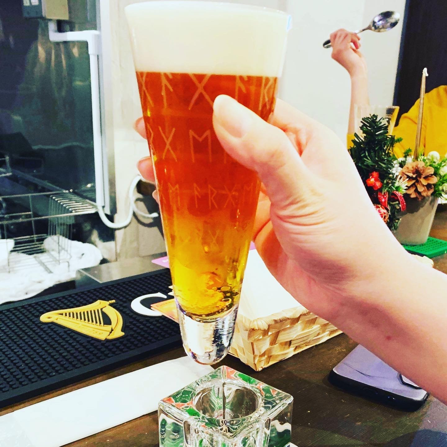 ビールの注ぎ方。　〜アジールはビールの注ぎ方にもこだわっています。〜